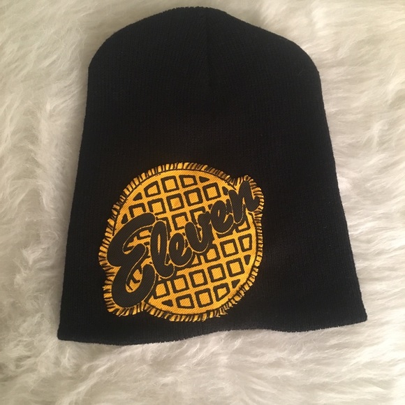 black fitted beanie
